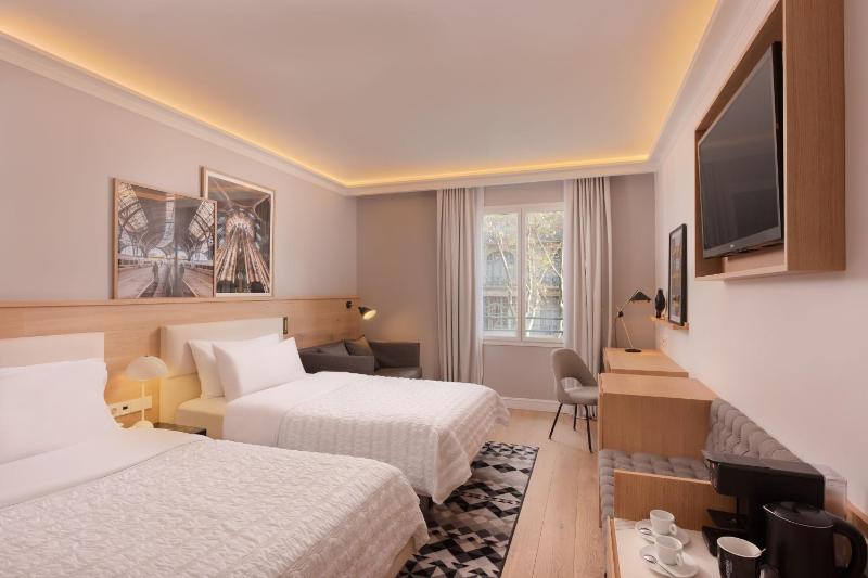 Premium Twin Room image 4