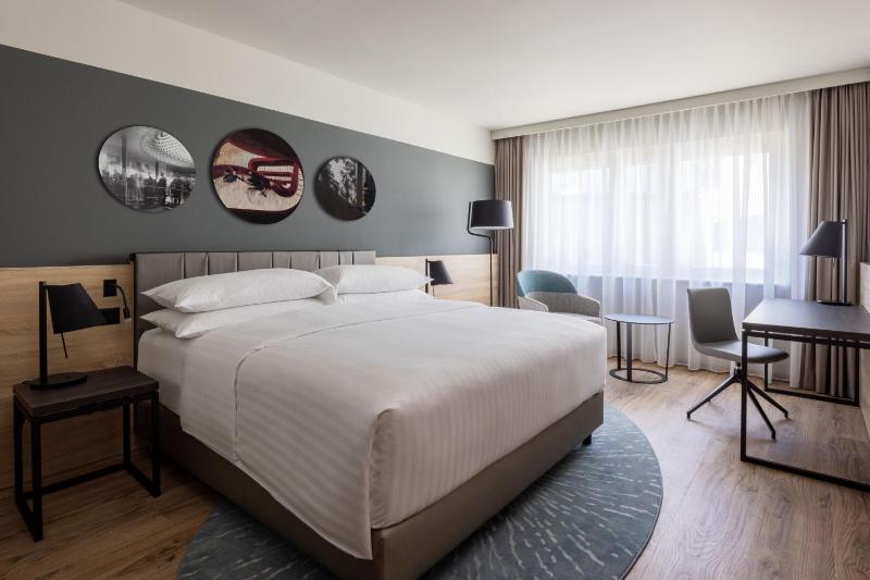 Deluxe King Room image 4