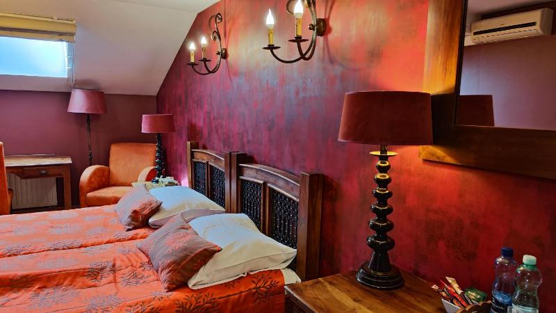 Twin Room image 3