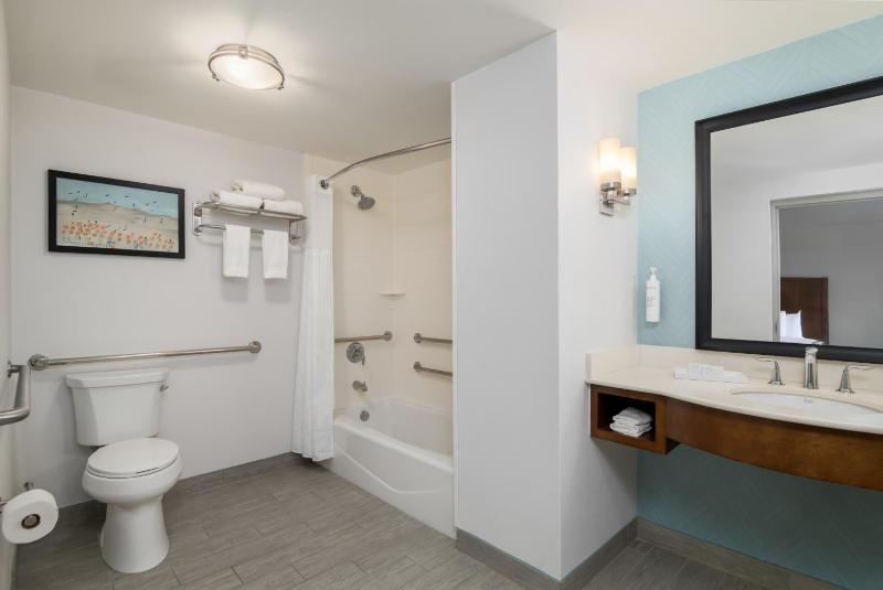 Queen Room with Two Queen Beds - Mobility Access image 3