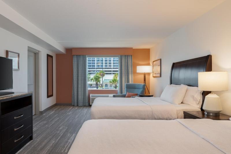 Queen Room with Two Queen Beds - Mobility Access image 4
