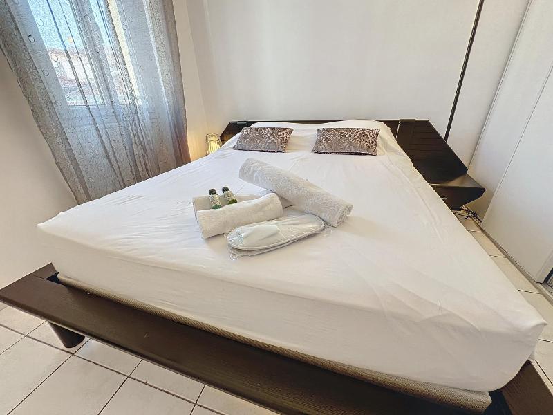 Central 1 bedroom Riouffe 206 2 mins from Palais - image 8