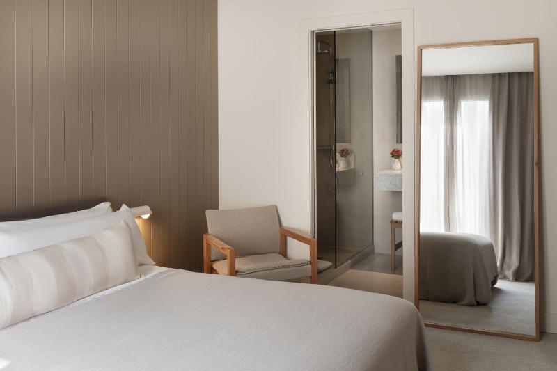 Double Room with Balcony image 4