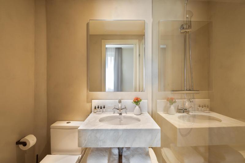 Standard Double Room image 3