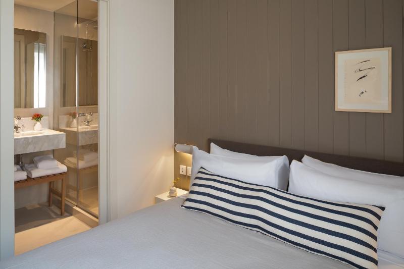 Double Room with City View image 3