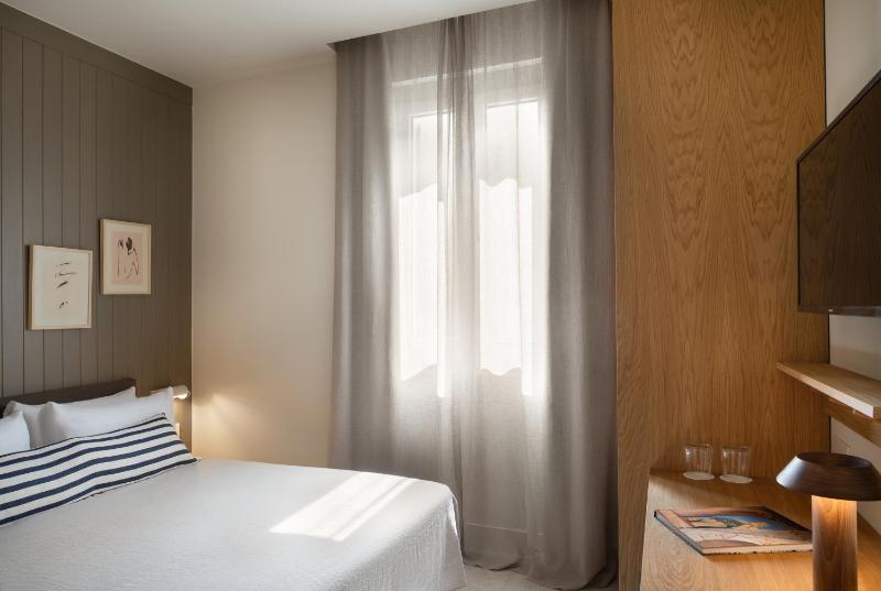 Double Room with City View image 1
