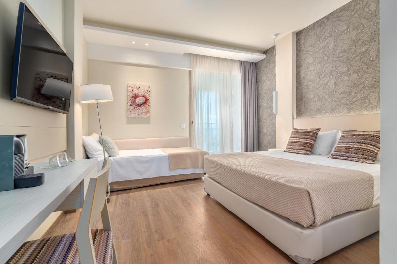 Deluxe Double Room Sea Front image 3