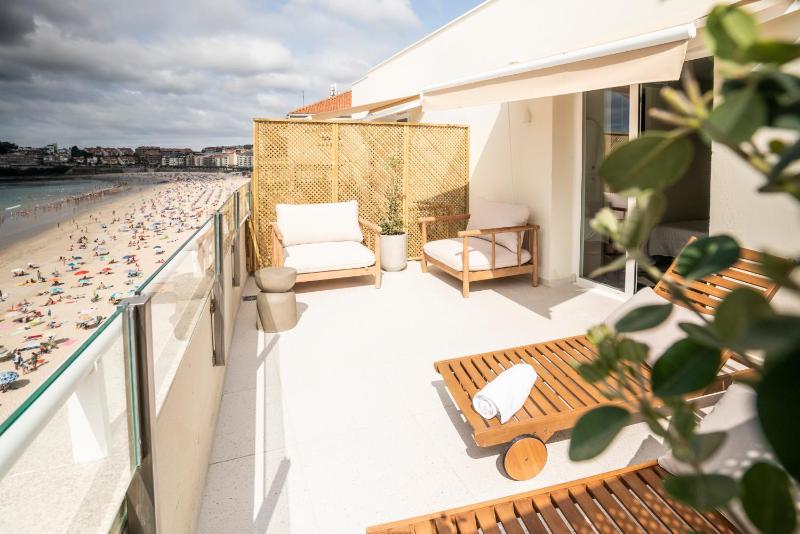 Deluxe Suite with Sea View image 4