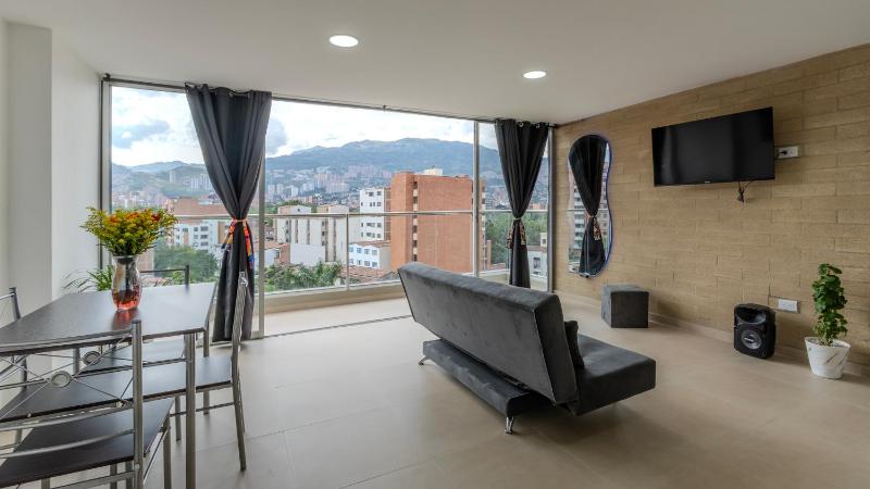 Mirador del Laureles, AC, Piscina, Parqueadero 701 Images