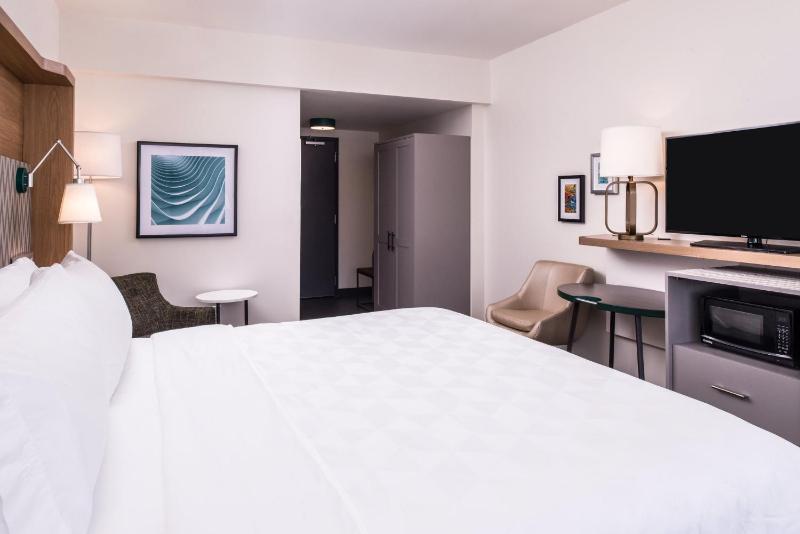 Queen Room with Two Queen Beds - Hearing Accessible/Non-Smoking image 2