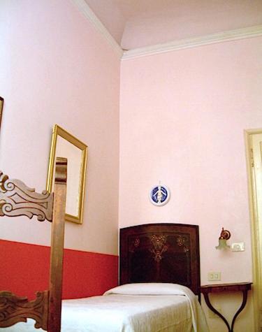 Standard Single Room with Shared Bathroom image 3