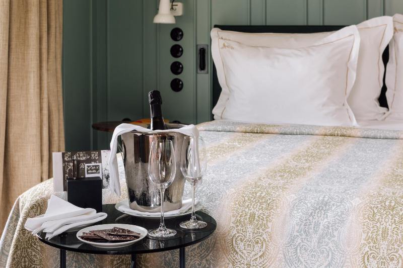 Classic Double Room with Side Square View image 4