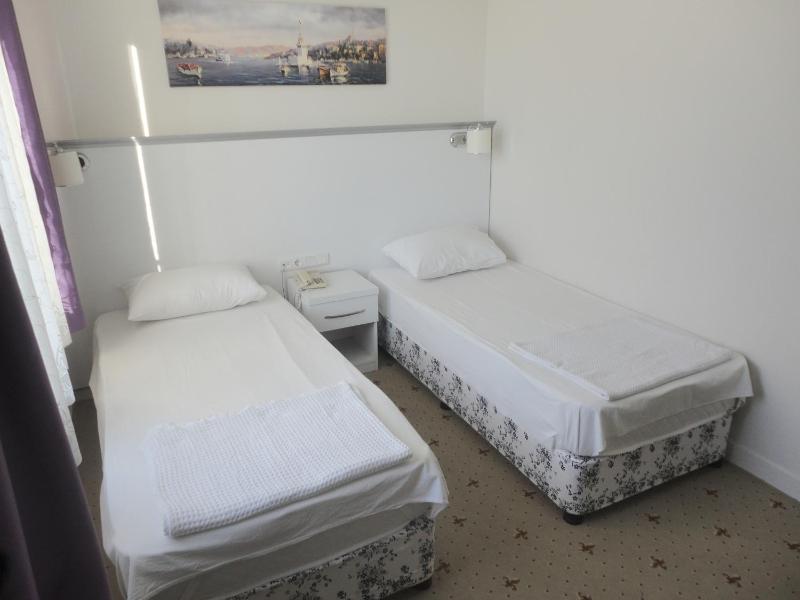 Standard Twin Room with Partial Sea View image 4