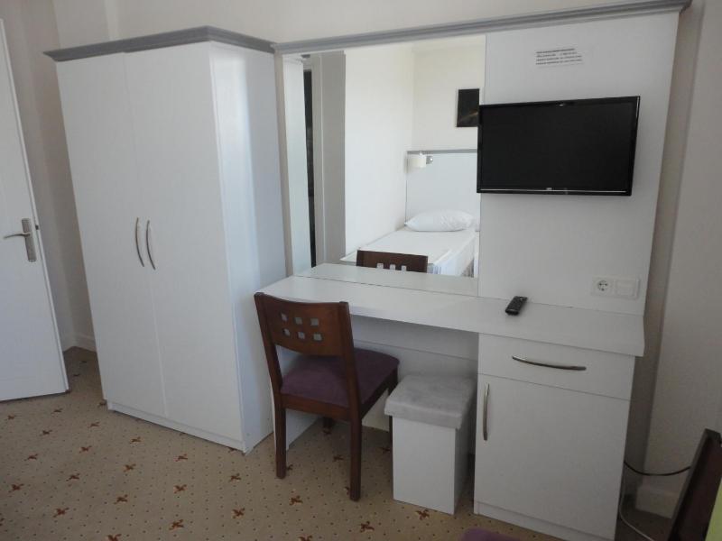 Standard Twin Room with Partial Sea View image 3