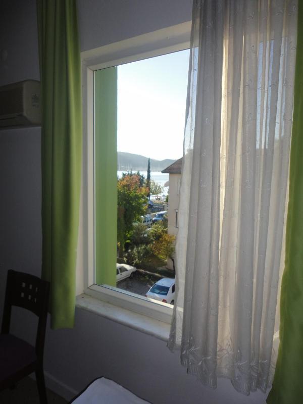 Standard Twin Room with Partial Sea View image 2