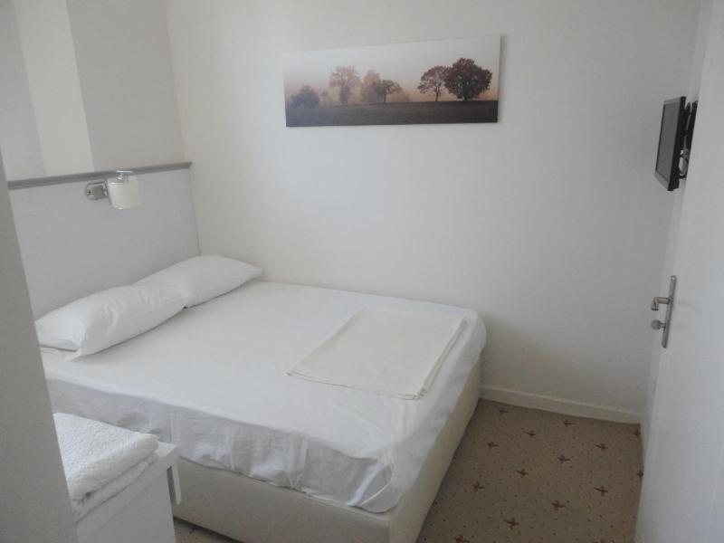 Economy Double Room image 3