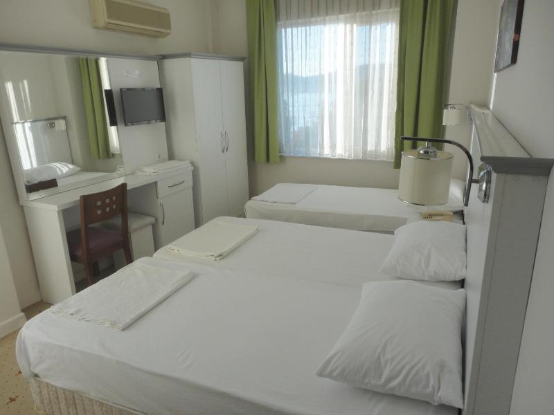 Triple Room with Balcony with Partial Sea View image 4