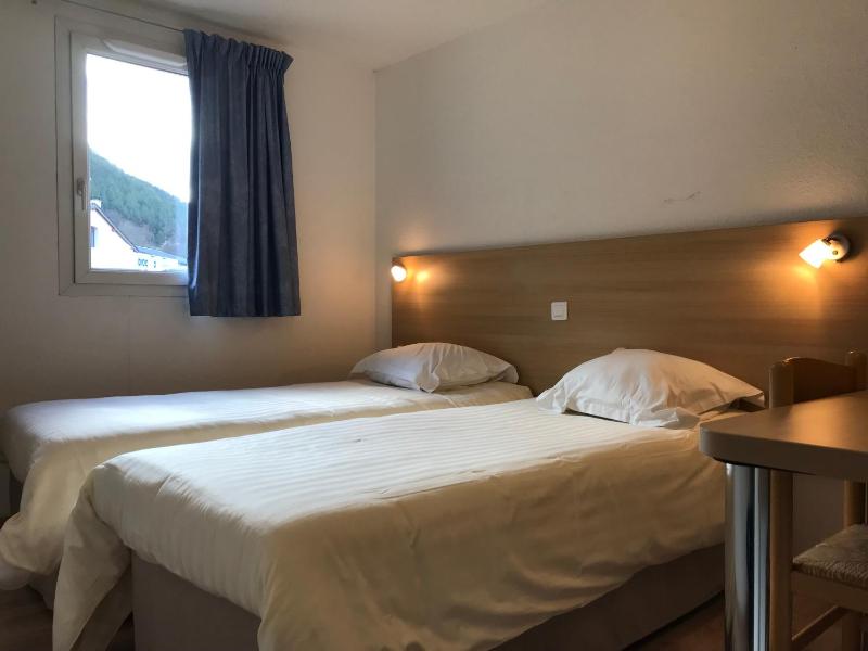 Standard Twin Room image 4