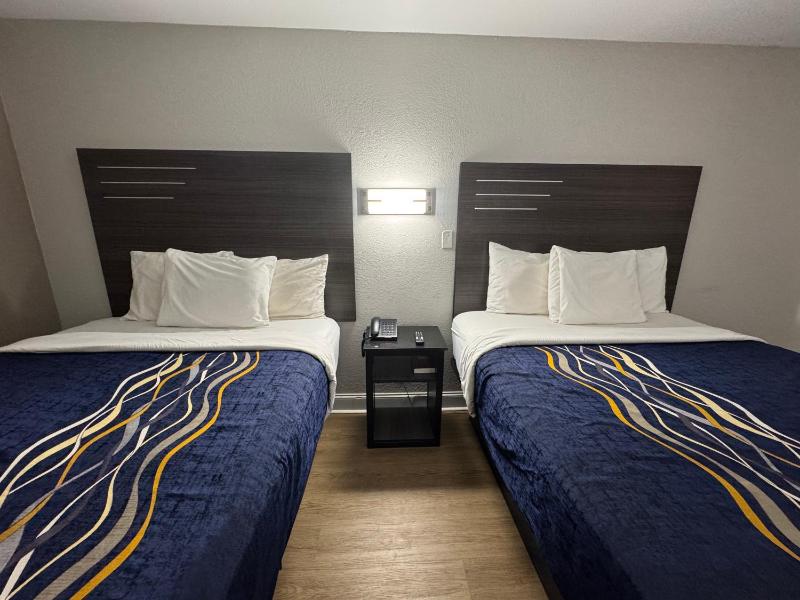Queen Room with Two Queen Beds image 2