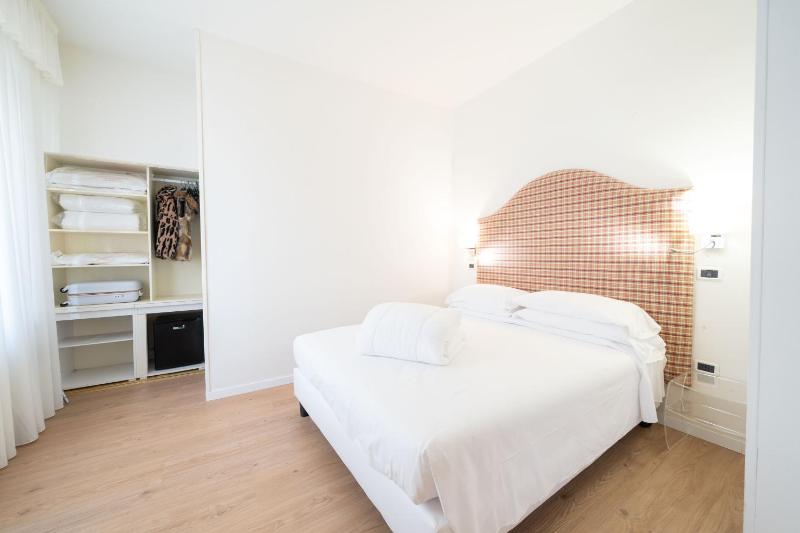 Double or Twin Room image 4