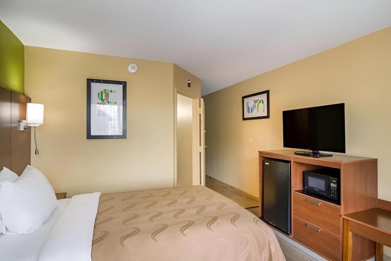 Double Room with Roll-In Shower - Accessible/Non-Smoking image 2