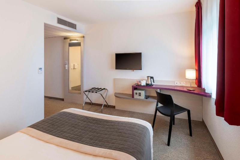 Chambre accessible aux personnes à mobilité réduite (lit double 140) non fumeur image 3