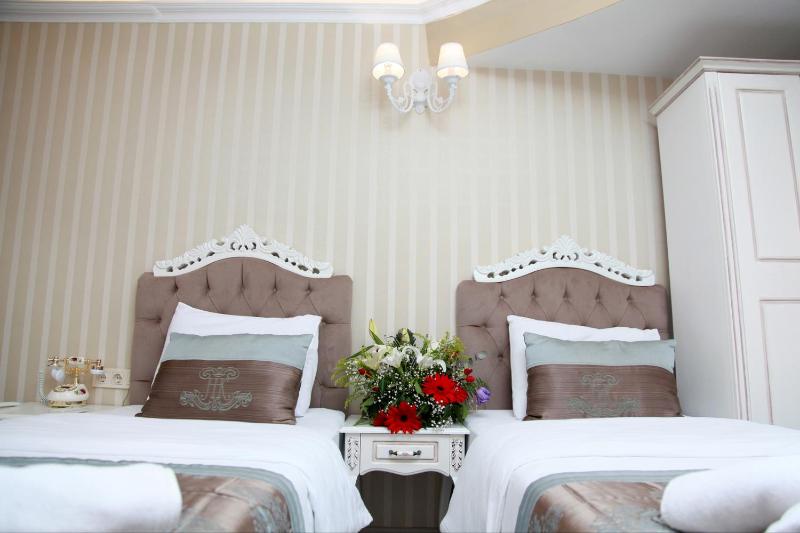 Standard Double Room image 4
