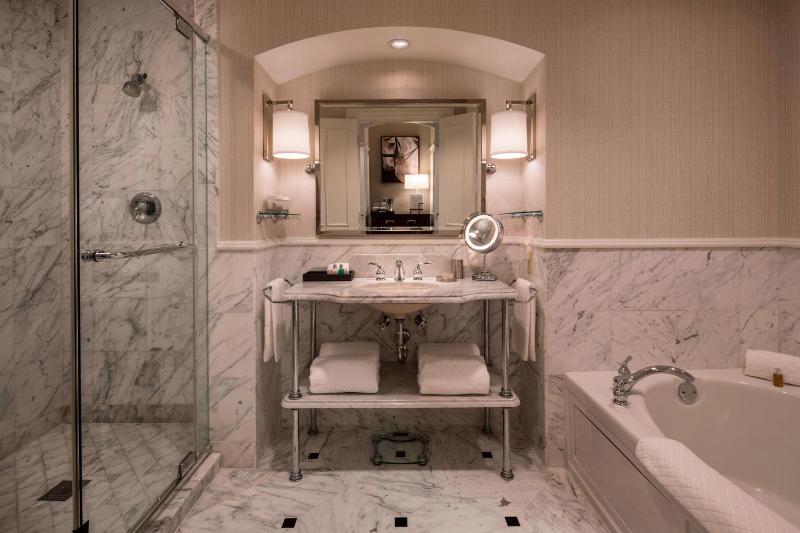 Deluxe, Guest room, 1 King image 4