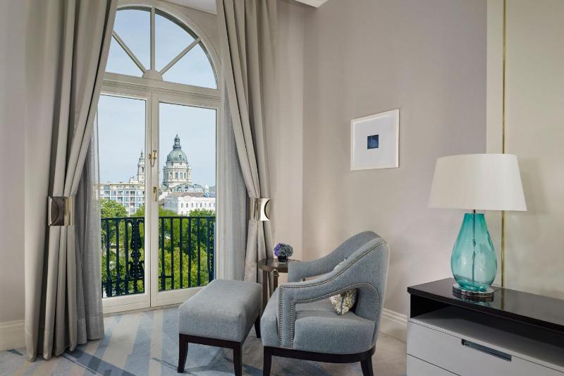 Superior King Room image 4