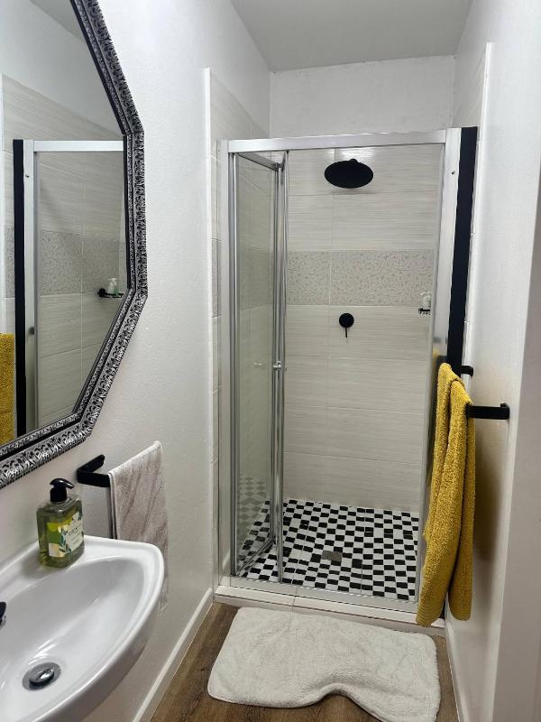 Charming Executive Studio Solar power WiFi - image 12