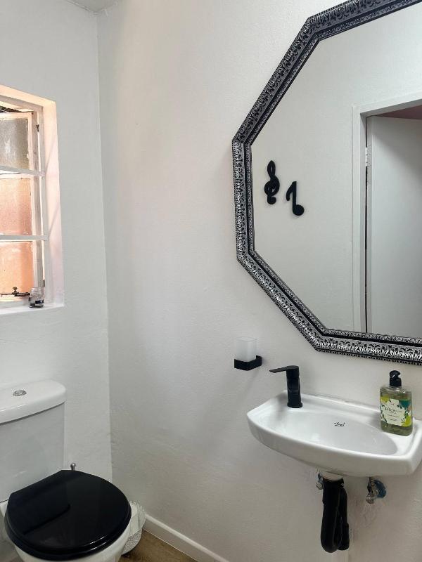 Charming Executive Studio Solar power WiFi - image 15