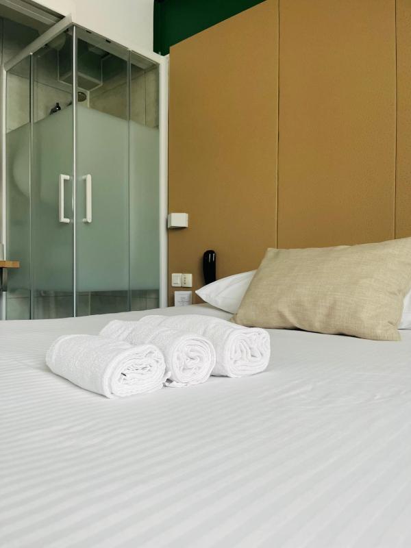 Small Double Room with Open Bathroom - Non-Smoking image 1