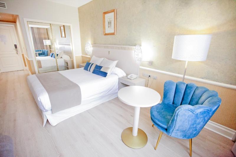 Superior Queen Room image 3