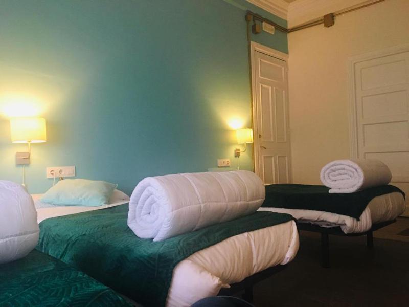 Triple Room with Shared Bathroom image 1