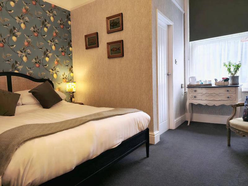 Double Room Ensuite image 3