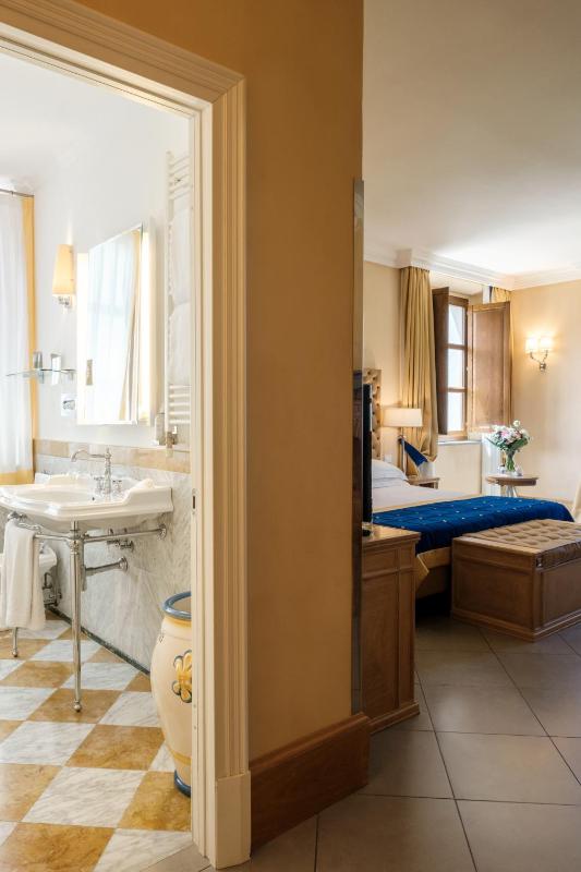 Deluxe Double Room image 3