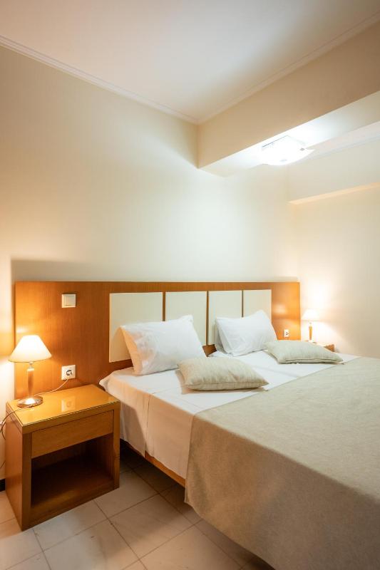 Two-Bedroom Apartment with Pool View image 2