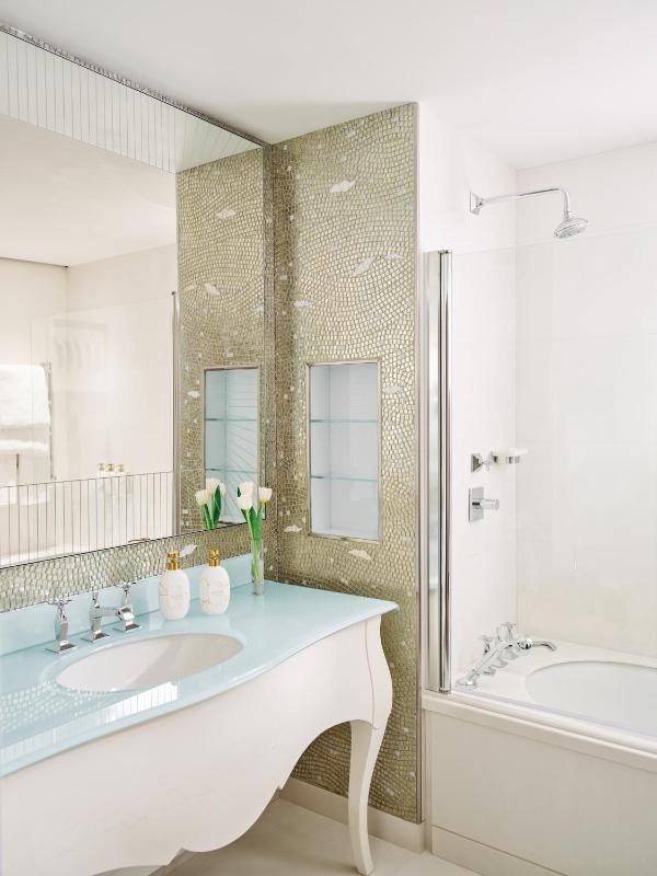 Classic Double Room image 3