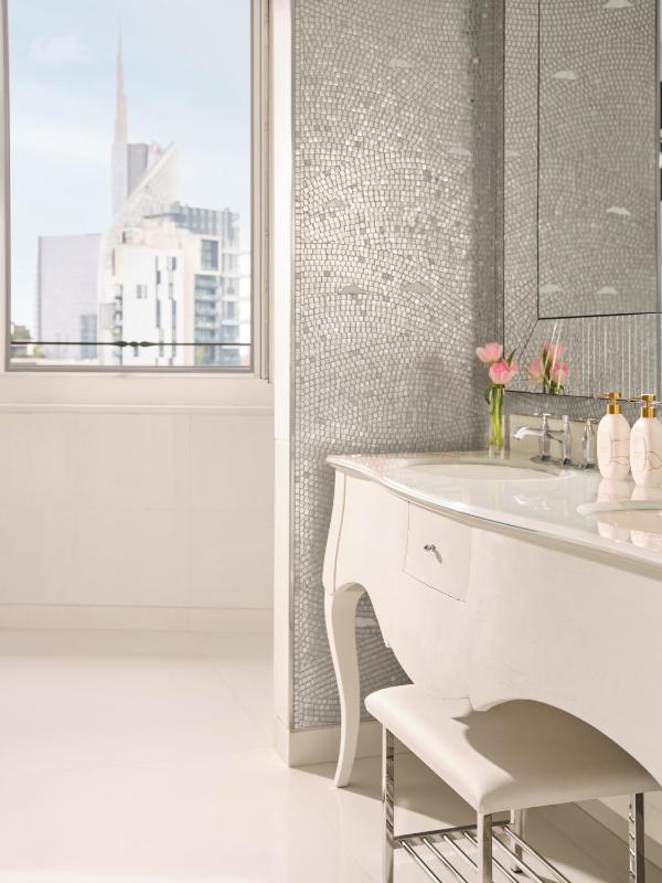 Premium Double Room image 4