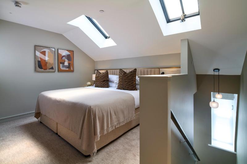 Luxury Loft Open Plan One Bedroom image 4