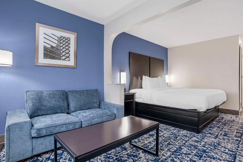 King Suite with Sofa Bed - Non-Smoking image 4