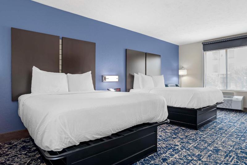 Queen Room with Two Queen Beds - Non-Smoking image 2