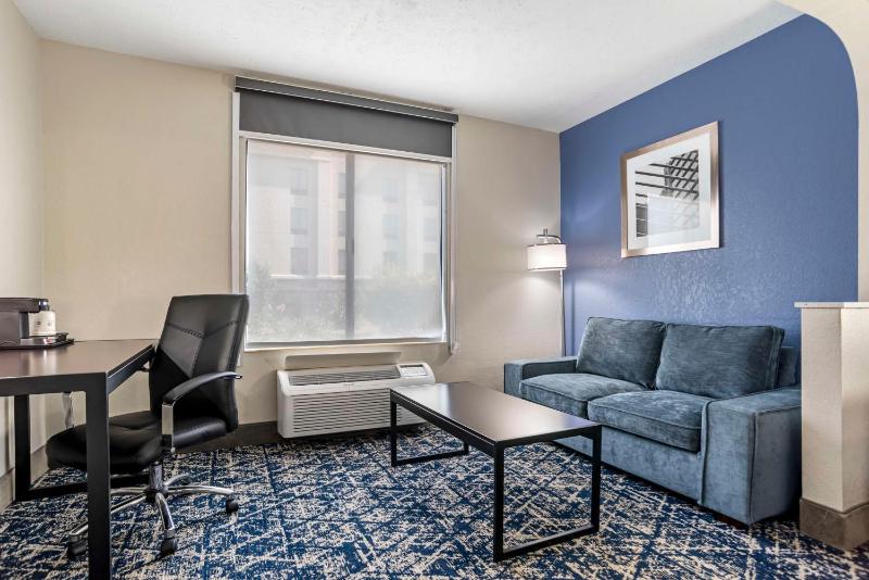 King Suite with Sofa Bed - Non-Smoking image 4