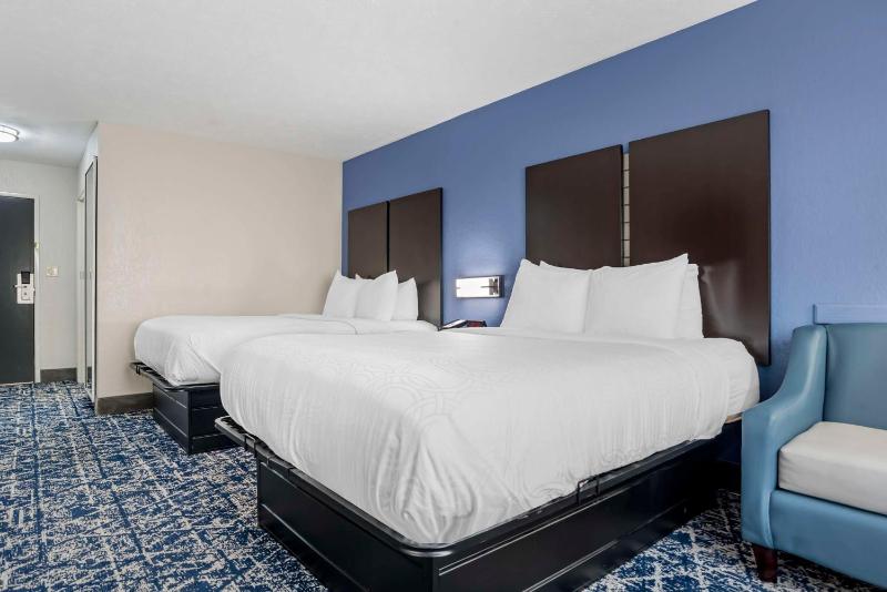 Queen Room with Two Queen Beds - Non-Smoking image 3