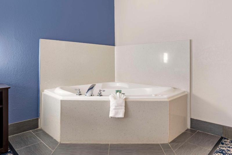 King Room with Spa Bath - Non-Smoking image 3