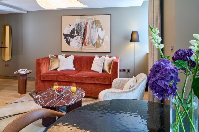 Luxury One-Bedroom Apartment image 4