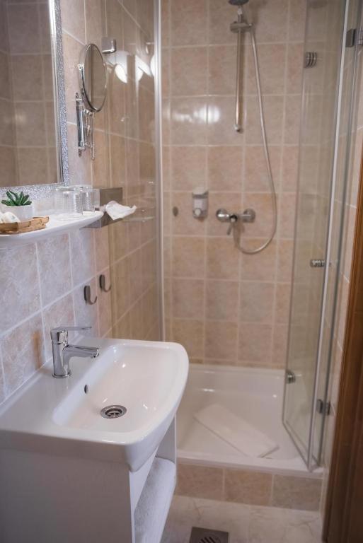 Standard Twin Room image 3