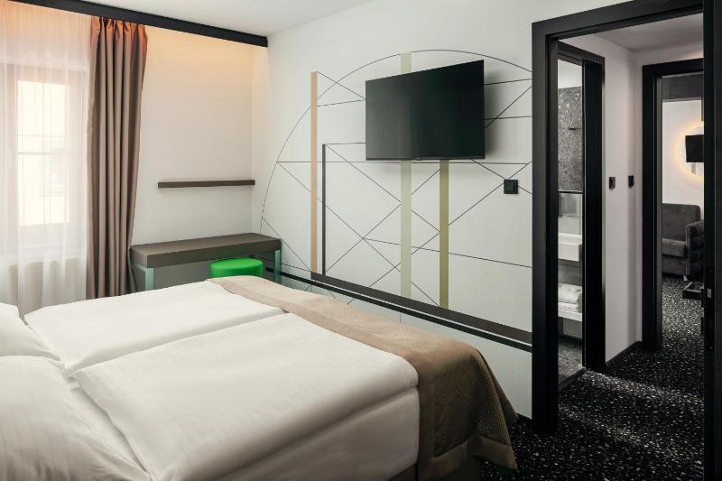  Deluxe Suite image 1