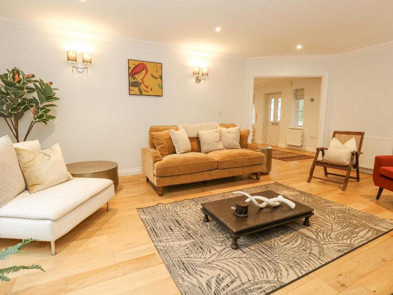 Sunningdale Rise - image 23