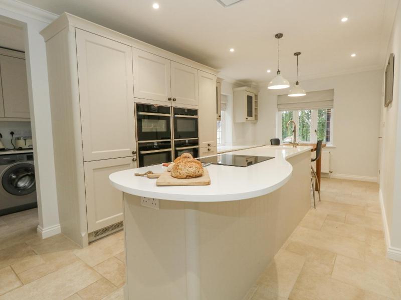 Sunningdale Rise - image 2